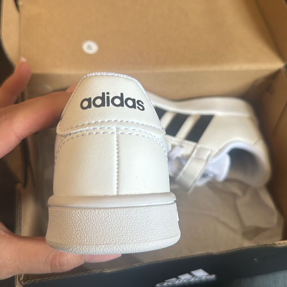 Little boy’s Adidas Grand Court C sneakers- new in box! Never worn! - Picture 3 of 4